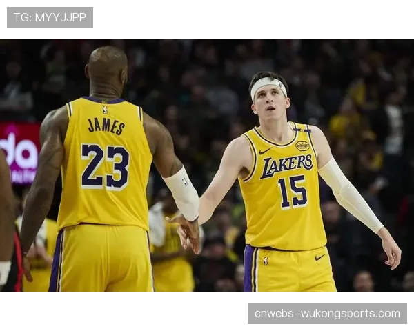 里夫斯膝盖相撞瞬间全场揪心 湖人将帅神情紧张关注伤情 里夫斯膝盖相撞瞬间全场揪心 湖人将帅神情紧张关注伤情