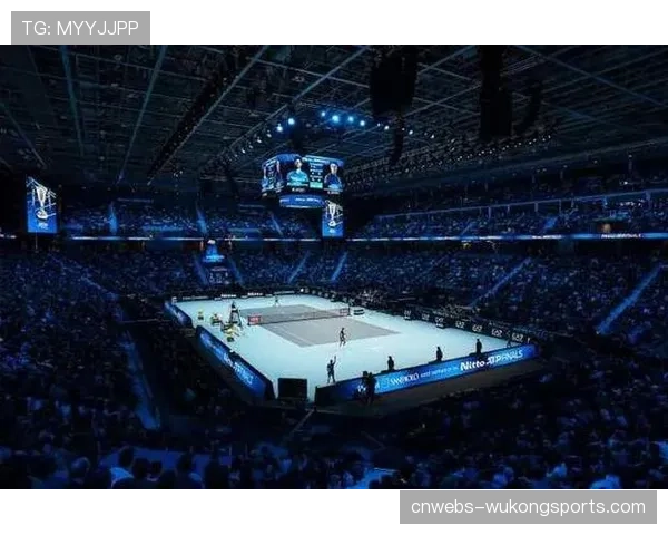 都灵总决赛场馆氛围热烈，意大利球迷热情支持辛纳