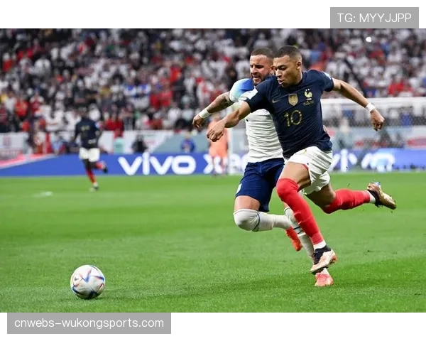 埃唐-姆巴佩打入制胜球后与队友相拥庆祝,哥哥基利安场边观战微笑鼓掌。 埃唐-姆巴佩打入制胜球后与队友相拥庆祝,哥哥基利安场边观战微笑鼓掌。