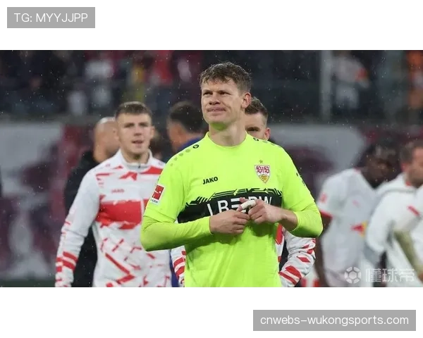 六球惨败后，摩纳哥门将努贝尔独自坐在门前良久