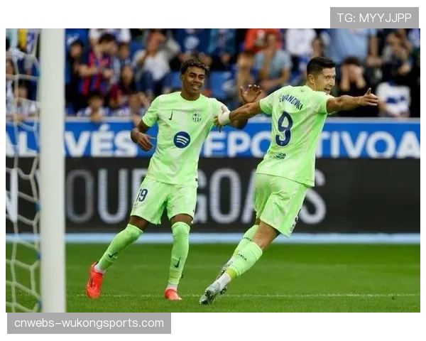 莱万在训练中完成帽子戏法,巴萨全队状态良好 莱万在训练中完成帽子戏法,巴萨全队状态良好